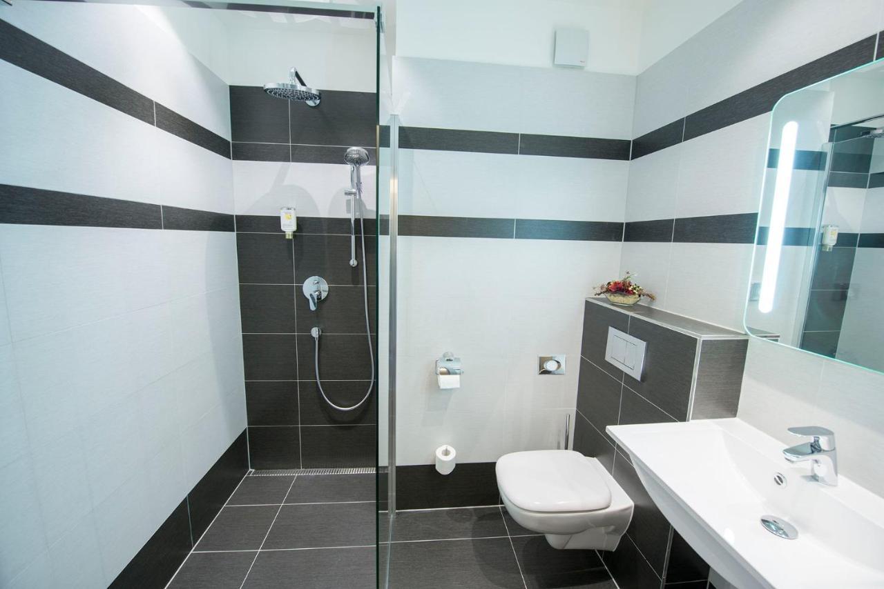 Hotel Villa Eden Jihlava Exteriör bild